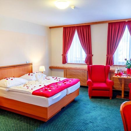 Hotel Slovan เยเซนิค ภายนอก รูปภาพ