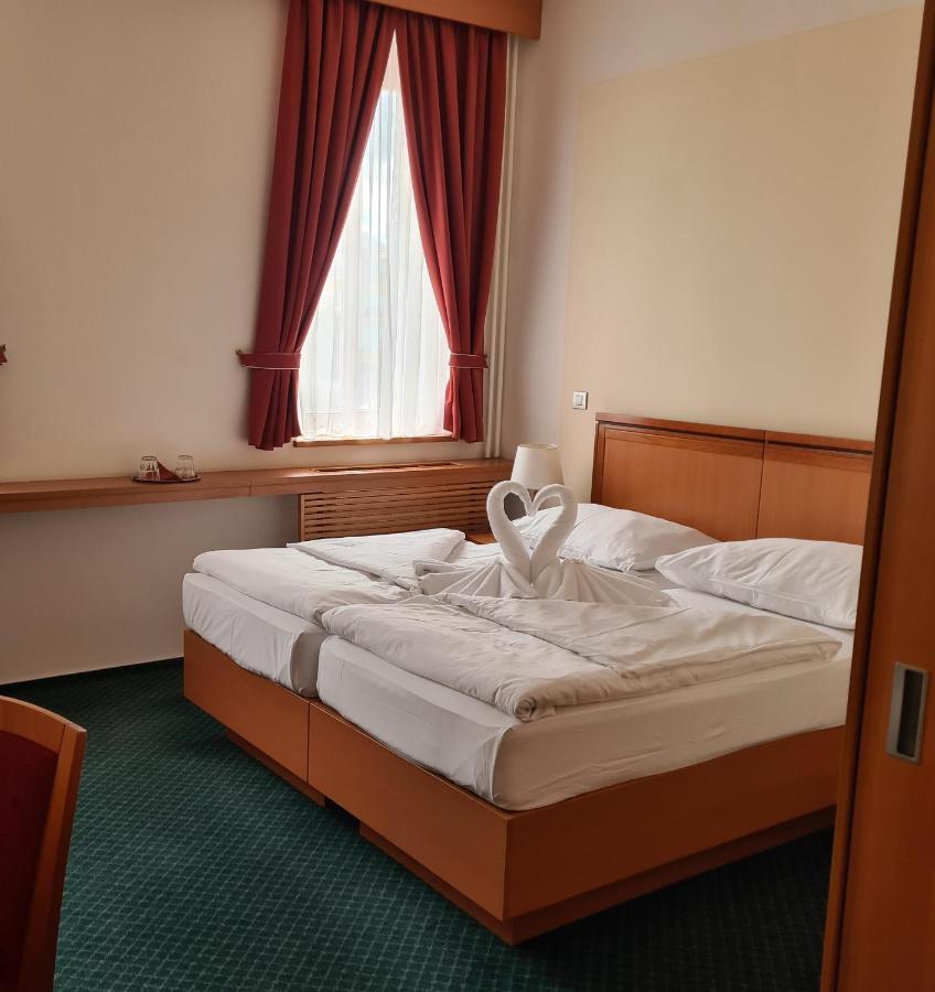 Hotel Slovan เยเซนิค ภายนอก รูปภาพ