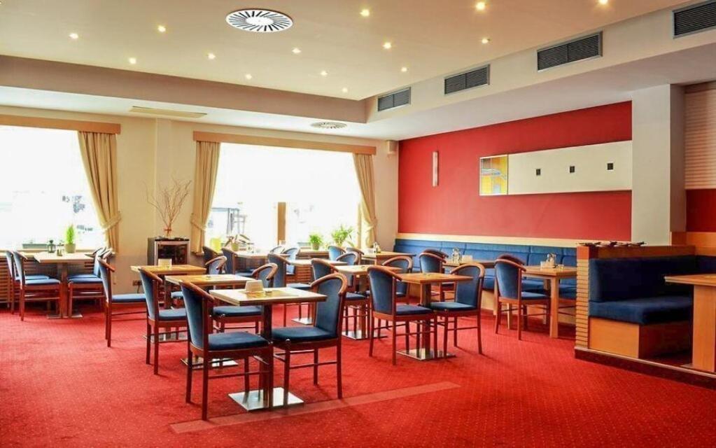 Hotel Slovan เยเซนิค ภายนอก รูปภาพ