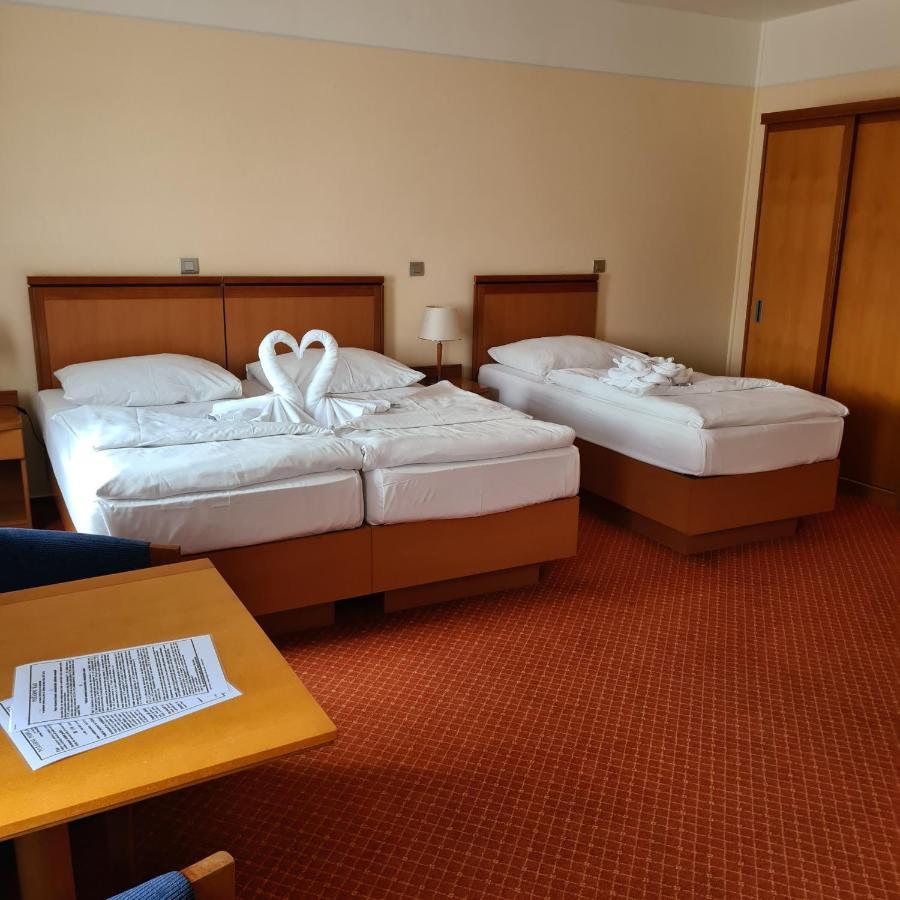 Hotel Slovan เยเซนิค ภายนอก รูปภาพ