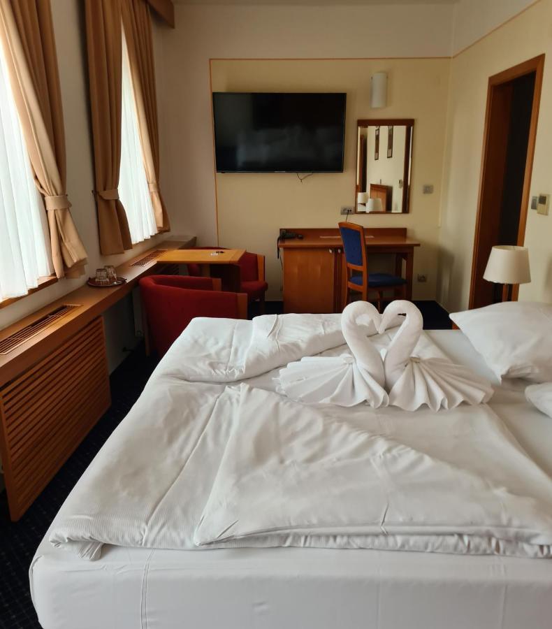 Hotel Slovan เยเซนิค ภายนอก รูปภาพ