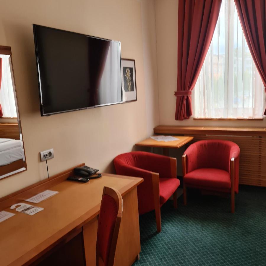 Hotel Slovan เยเซนิค ภายนอก รูปภาพ