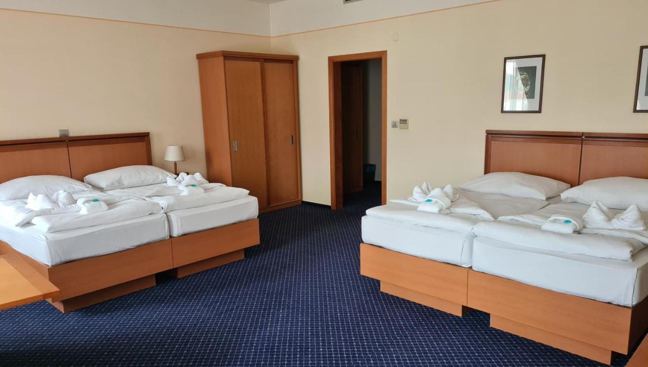 Hotel Slovan เยเซนิค ภายนอก รูปภาพ