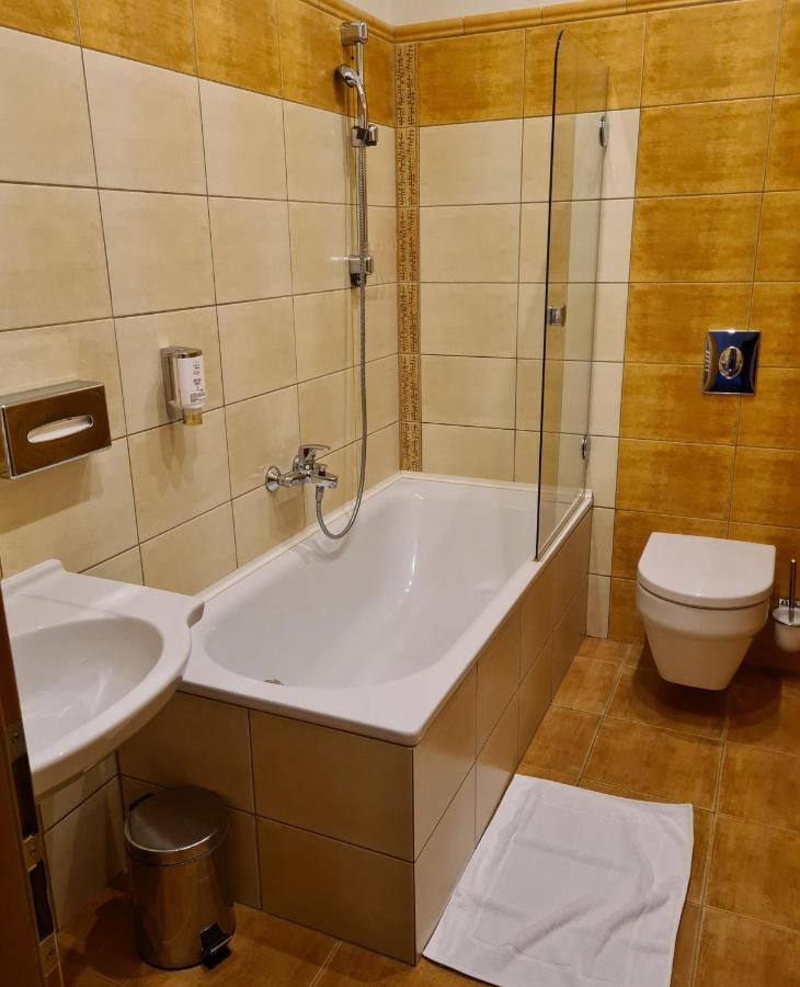 Hotel Slovan เยเซนิค ภายนอก รูปภาพ