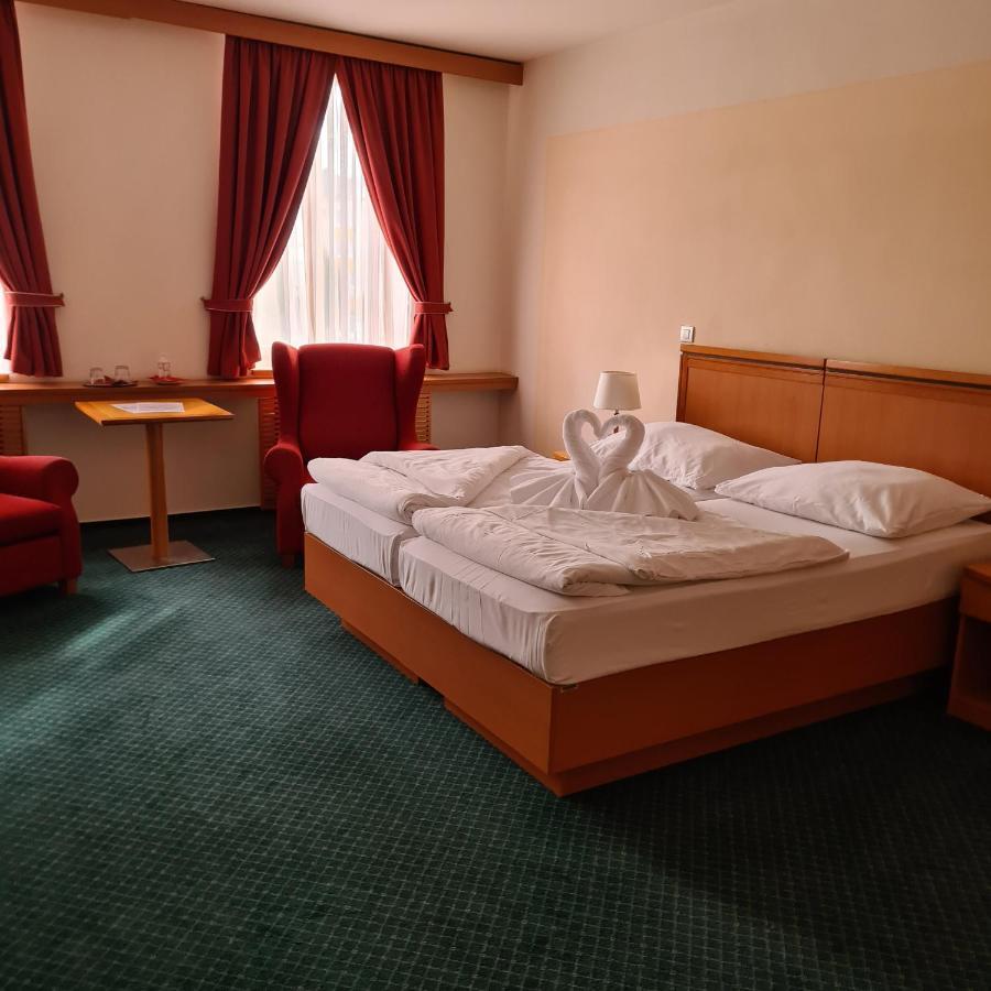 Hotel Slovan เยเซนิค ภายนอก รูปภาพ
