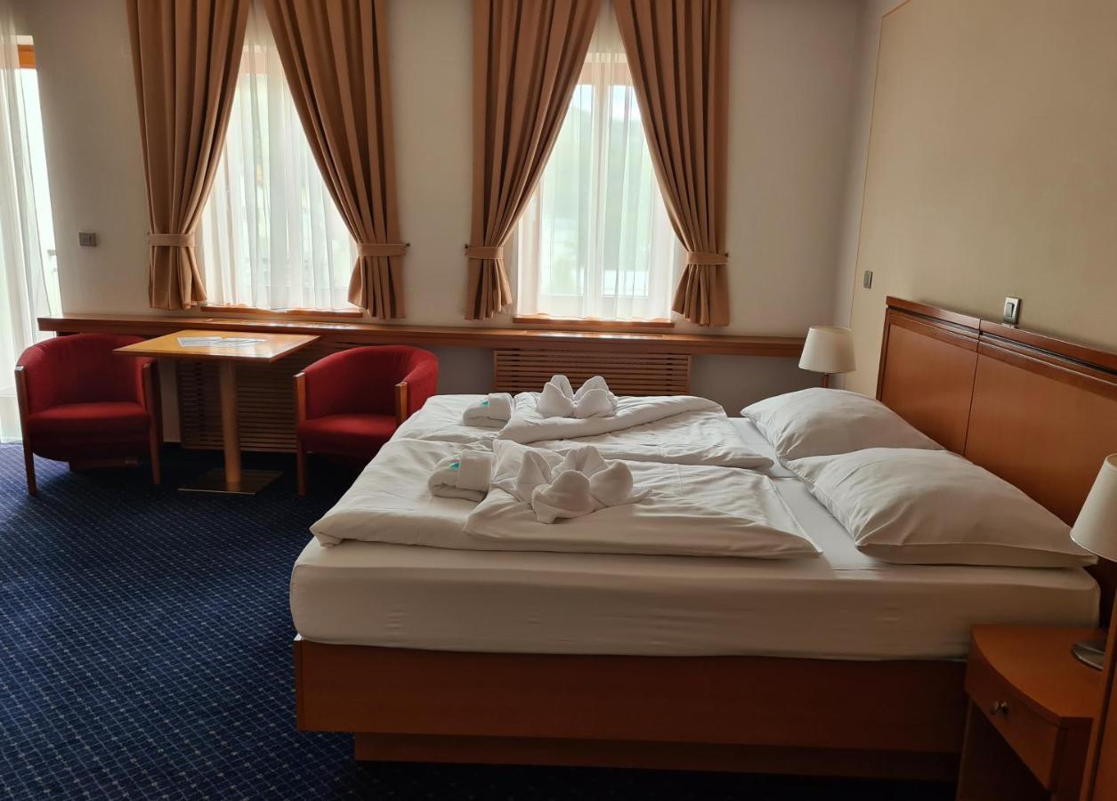 Hotel Slovan เยเซนิค ภายนอก รูปภาพ