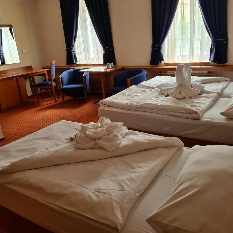 Hotel Slovan เยเซนิค ภายนอก รูปภาพ
