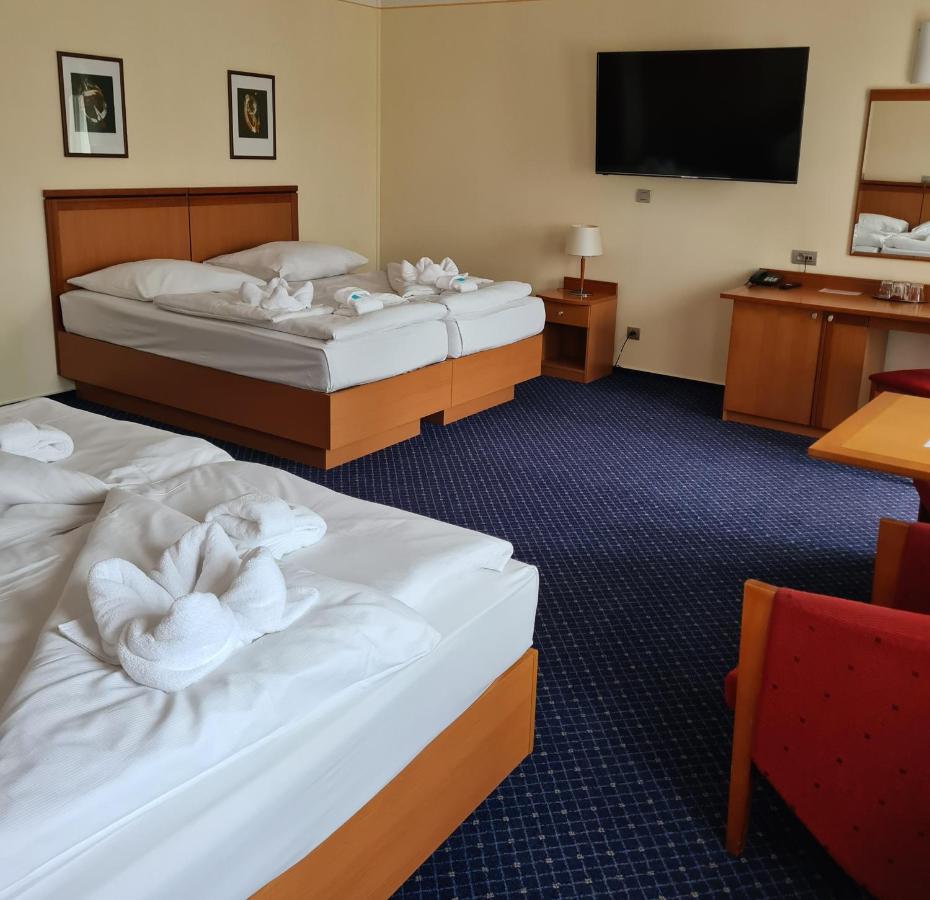 Hotel Slovan เยเซนิค ภายนอก รูปภาพ