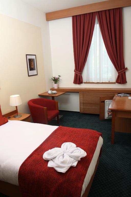 Hotel Slovan เยเซนิค ห้อง รูปภาพ