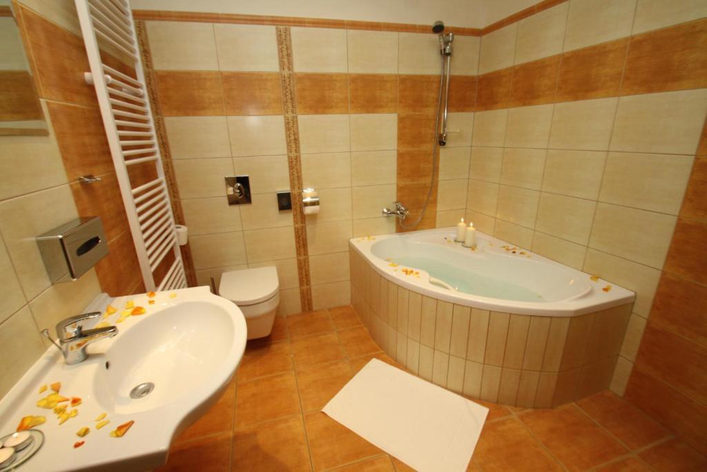 Hotel Slovan เยเซนิค ภายนอก รูปภาพ