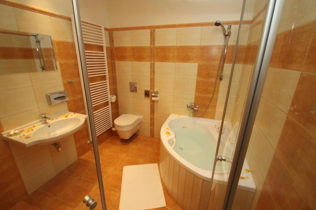 Hotel Slovan เยเซนิค ภายนอก รูปภาพ