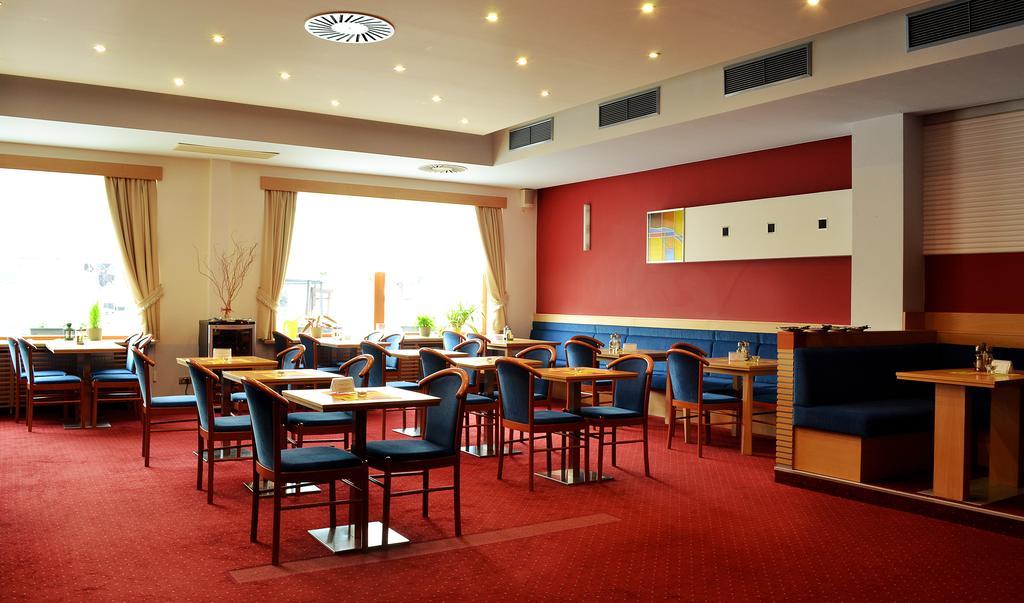 Hotel Slovan เยเซนิค ภายนอก รูปภาพ