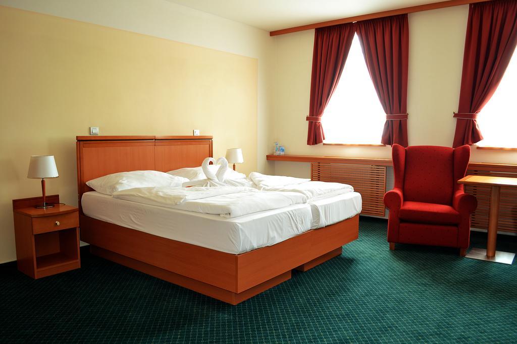 Hotel Slovan เยเซนิค ภายนอก รูปภาพ